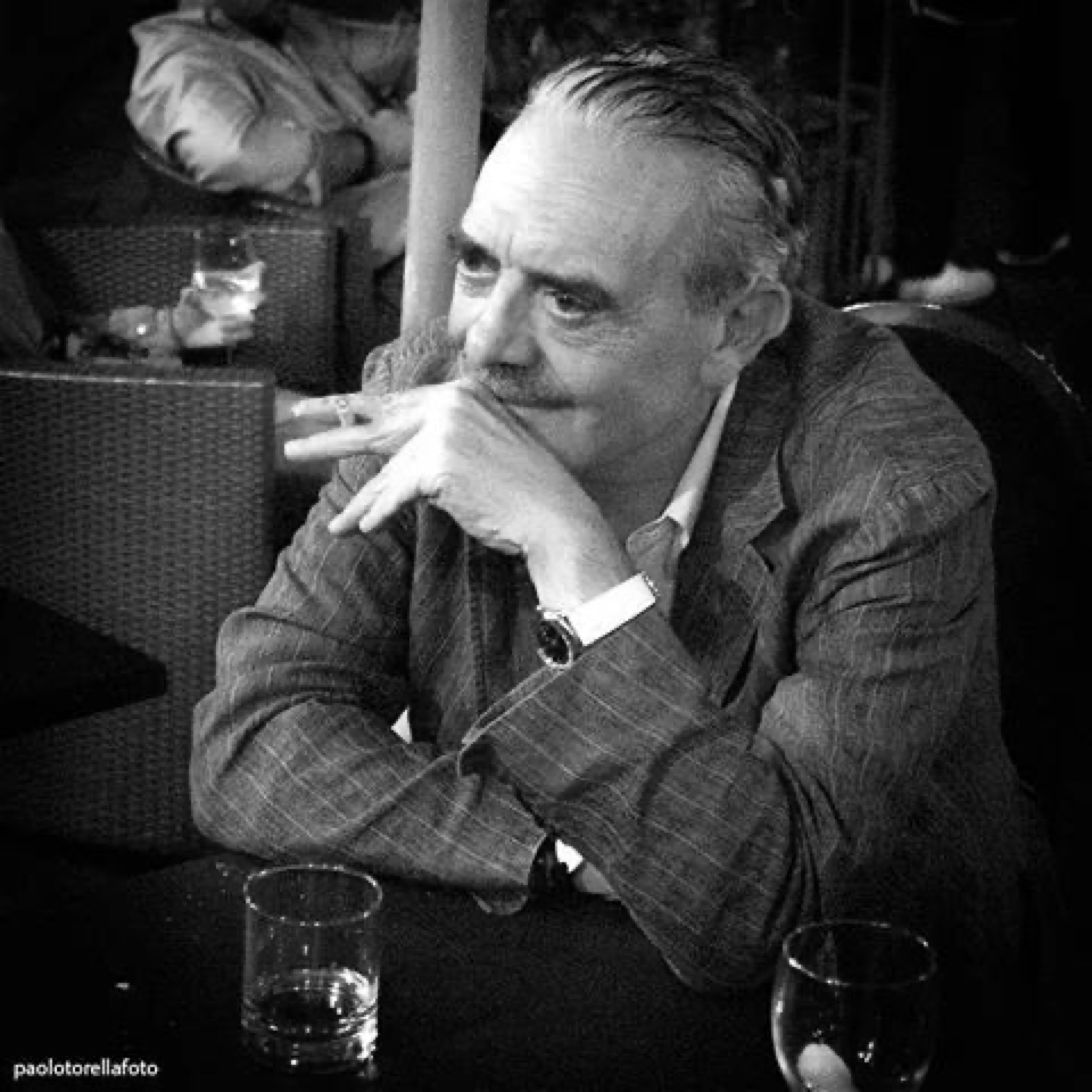 Il wine bar, luogo dove l'eclettismo è di casa, è una dependance del ristorante divenuto negli anni il punto d'incontro non solo degli amanti del buon vino, ma anche di moltissime personalità della cultura e dello spettacolo, artisti contemporanei e creativi di ogni disciplina.